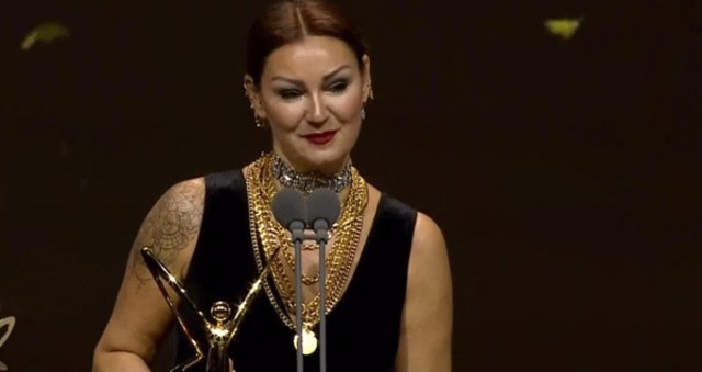 pinar-altug-boynuna-taktigi-zincirlerle-buyuk-11521249_393_m (1)