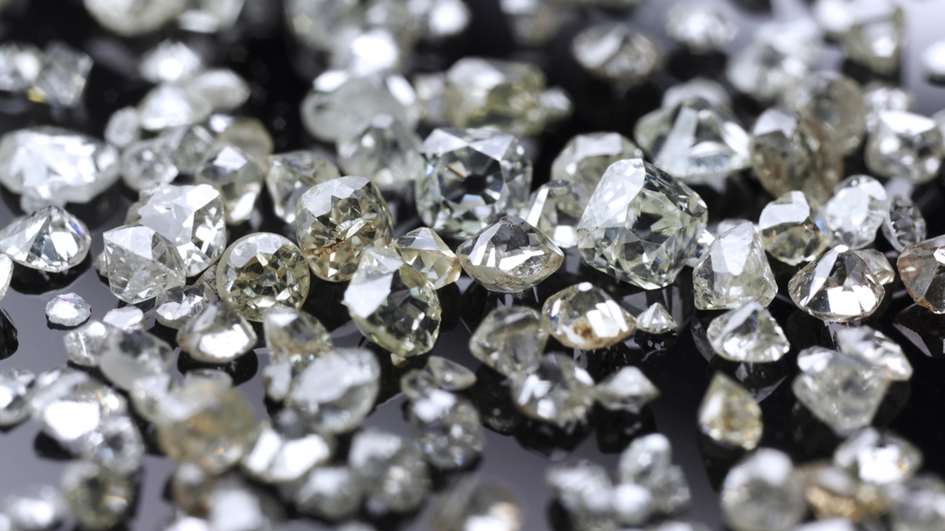 Many valuable diamonds, raw and cut, for further processing for the jewelery industry - ibxrrf04137479.jpg
