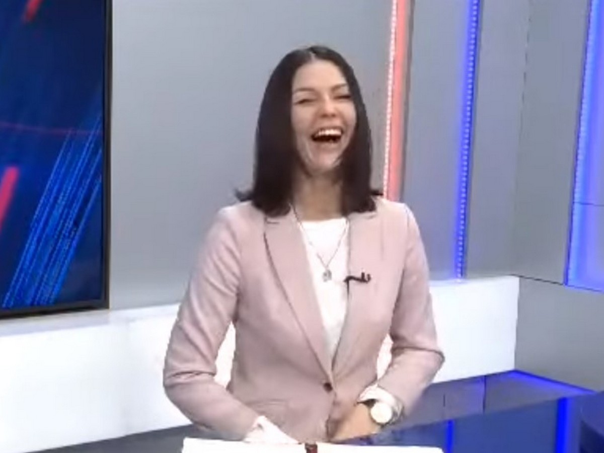 смеющаяся ведущая