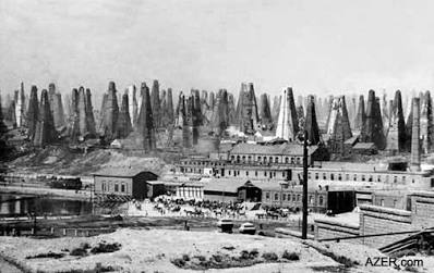 Tarixi neft quyuları və fabriklərin olduğu geniş bir landschaft.